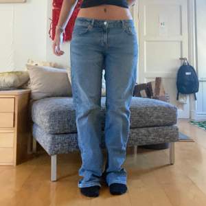 Helt nya Jeans från junkyard i storlek M! de är endast prövade och säljs pågrund av att jag köpte två storlekar. De är lite långa på mig som är 165 men som syns på sista bilden brukar jag vika upp de vilket funkar super! Nypris 500kr💗