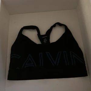 Calvin clein- top  - En ganska ny top från calvin clein märket! Och jag har andvänt den runt 3 gånger!😀