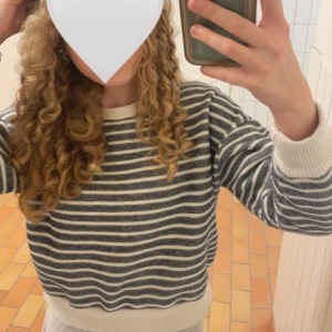 Randig zara tröja - Bra skick! Jättefin tröja går att styla till nästan allt!❤️