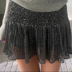 Glitterkjol - Så fin glittrig kjol som passar till allt, köpt för länge sen så svår att få tag på, det är inte exact samma som på första bilden men dem är väldigt lika, pris kan diskuteras💕