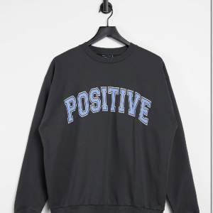 Säljer den här gråa sweatshirten med blått tryck från ASOS💙 slutsåld på hemsidan, storlek 36💕 nypris 279, jag säljer för 100kr + frakt💗