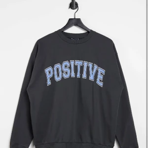 Grå Sweatshirt med tryck  - Säljer den här gråa sweatshirten med blått tryck från ASOS💙 slutsåld på hemsidan, storlek 36💕 nypris 279, jag säljer för 100kr + frakt💗