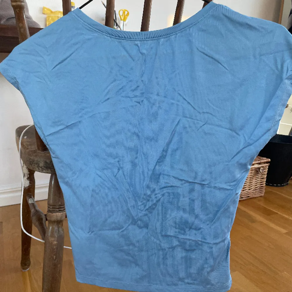T shirt med öppen rygg från Bik bok i nyskick, ljus blå . T-shirts.