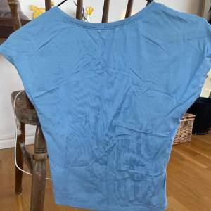 T shirt med öppen rygg från Bik bok i nyskick, ljus blå 