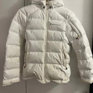 Peak dunjacka - Peak dunjacka i använt skick, den har lite fläckar som säkerligen går bort i tvätten. Därav priset 