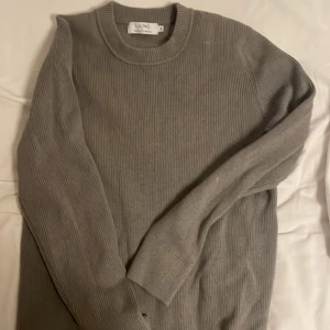 Crewneck  - Såljer min ljung Crewneck, säljer då jag inte anvönder den. Nypris ligger runt 1000. Använd mycket lite, cond10/10