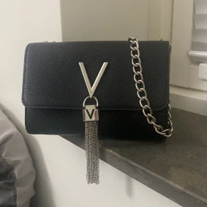 Valentino väska  - En helt ny och oanvänd valentino väska. Nypris 850kr. Säljer för 600kr, skriv för fler frågor och bilder🌸