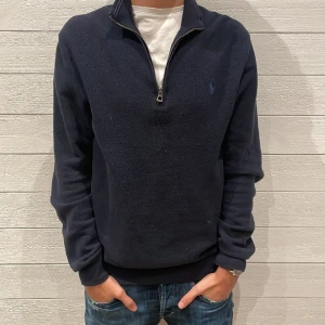 Polo half zip  - Polo half zip i ett bra skick. Den är i storleken S men passar bättre M, Nypriset är 1800kr och vårt pris är endast 799kr.
