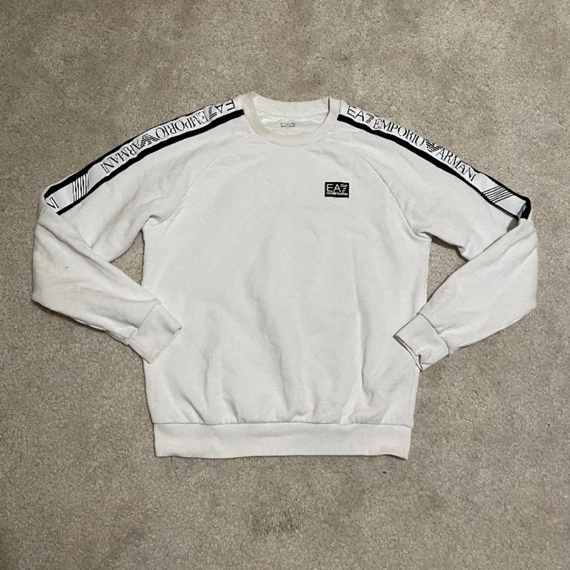 EA7 Emporio Armani Vit Sweatshirt - Exklusiv Stil till Ett Förmånligt Pris!