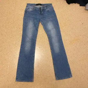 Jag säljer dessa superfina zara bootcut jeans som inte säljs längre, de har fint mönster på tyget de är lite vintage och de är lågmidjade, säljer de pga att de är för små för mig🩷