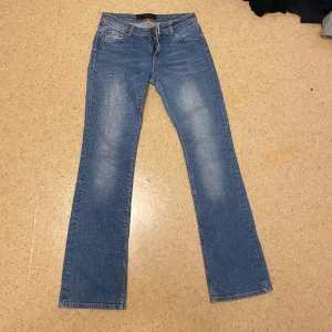 Zara bootcut jeans - Jag säljer dessa superfina zara bootcut jeans som inte säljs längre, de har fint mönster på tyget de är lite vintage och de är lågmidjade, säljer de pga att de är för små för mig🩷