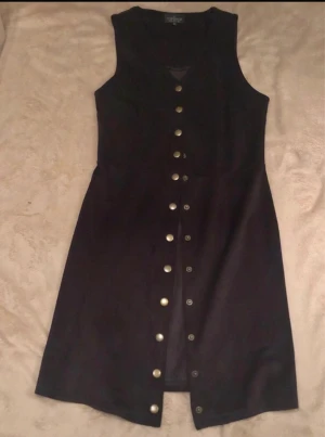 Topshop klänning  - Brun klänning med gulfärgade knappar. Mocka liknande material. Topshop tall