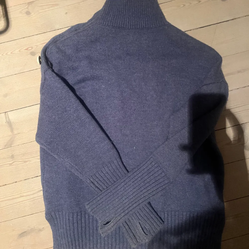 INTRESSEKOLL på denna jättefina Zadig tröja 🥰 väldigt bra skick 🌟 Den är en blandning mellan blå och lila 😊. Tröjor & Koftor.