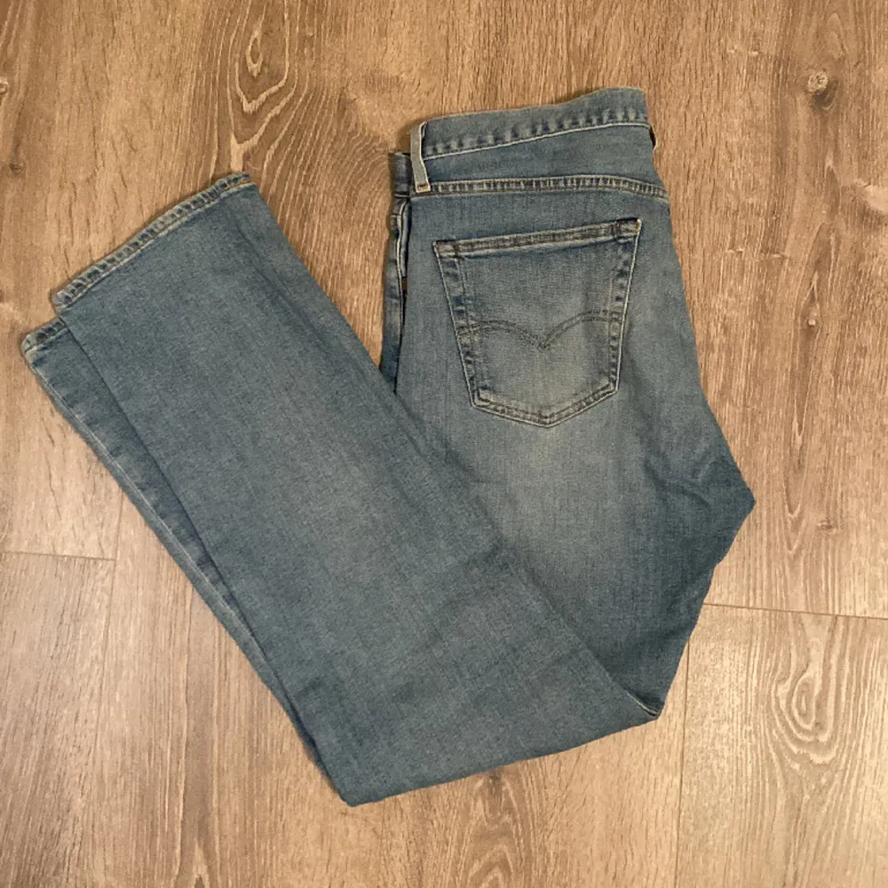 Jeansen är i bra skick men har små svarta prickar längsnere på jeansen (går säkart få bort med lite medel). 34/32 Nypris 1100kr . Jeans & Byxor.