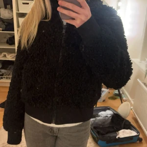 Päls jacka  - Intresse koll på denna fina jackan de är en pälsjacka/ Teddyjacka de är en gammal model från zara som inte har blivit använt alls mycket där av ett jätte bra skick💕 hör av er för fler bilder. den är ganska liten i storleken, skulle passat storlek s,m
