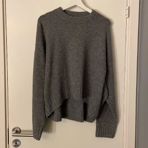 Stickad tröja - En jättefin grå stickad tröja som inte är stickig 💕 köpt i Spanien på hm💕 använt 10 gånger💕