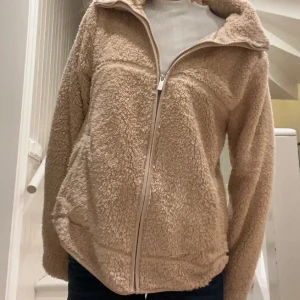 Teddy jacka - Säljer denna Teddyjacka ifrån lager, eftersom den tyvärr inte kommer till användning. Jackan är aldrig använd mer än när jag har prövat den. Den är i nyskick och har inga defekter!💗 Priset kan disskuteras och köparen står för frakt.
