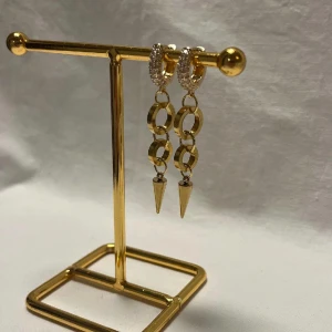 ÖRHÄNGEN  - Väldigt fina örhängen! Finns i guld.  Köp för 109kr/st Eller 199kr/paret. Modell 138 Smyckes ställningen finns även att köpa för 299kr!