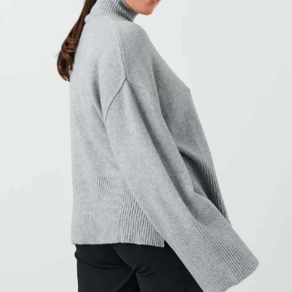 Säljer min helt nya gråa stickade tröjan från Gina Tricot!😍Helt ny då jag aldrig använt den då jag ångrade mig när jag redan tagit av lappen och den går därför inte att lämna tillbaka, säljer därför här🩷 Jättemjuk, nypris: 359 kr där av priset❣️. Stickat.