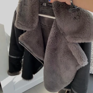 Biker Jacka - En varm jacka med päls från Zara💕 storlek XS men sitter som en S. Nypris 1000kr💕💕
