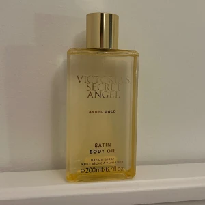 Victoria’s secret angel gold - Säljer äkta Victoria’s secret - angel gold: satin body oil (dry) som bara är testad en gång och är hel full (sista bilden). Den luktar magiskt och köptes för 489:- på amazon. Den är 200 ml (195 ml för att ha testat). Kan diskutera pris!