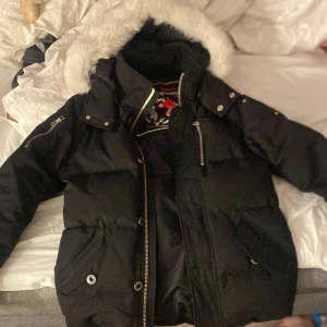 Moose knuckles jacka  - Moose knuckles jacka säljer för den kommer inte till användning längre  Storlek S passar säkert M också Bra skicka använd bara nu i vintern Finns scan så den visar den är äkta