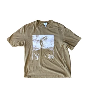 Beige t-shirt - Skick: 8.5/10! Skriv om du har frågor eller vill se fler bilder 🕸️