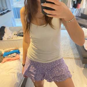 Fin lila kjol med inbyggda shorts från Zara💞