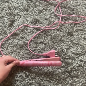 Mini platttong  - Jag har använt några gånger och är också bra att locka håret med!💕 jag vet dock inte märket Den har camoflauge mönster