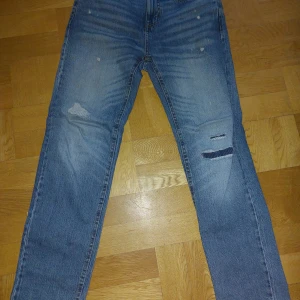 Jeans  - Säljer nu mina jeans som är alldeig använda och jag vill bara få bort den.