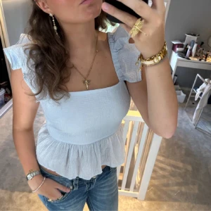 Topp - Säljer en topp från hm som inte går att köpa längre🫶🏼lånade bilder