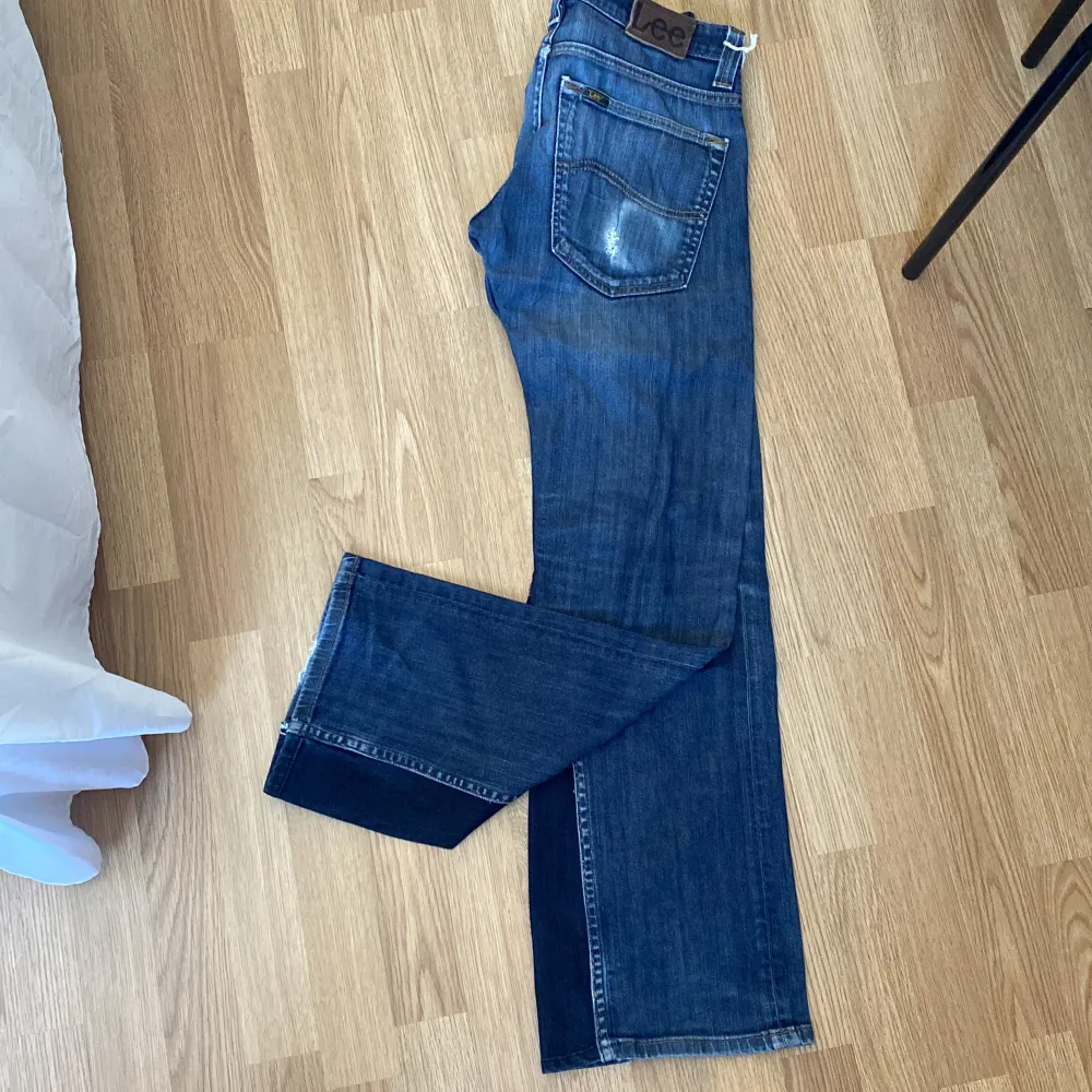 Storlek w30/M Detaljen nertill är i mörkblått jeanstyg . Jeans & Byxor.