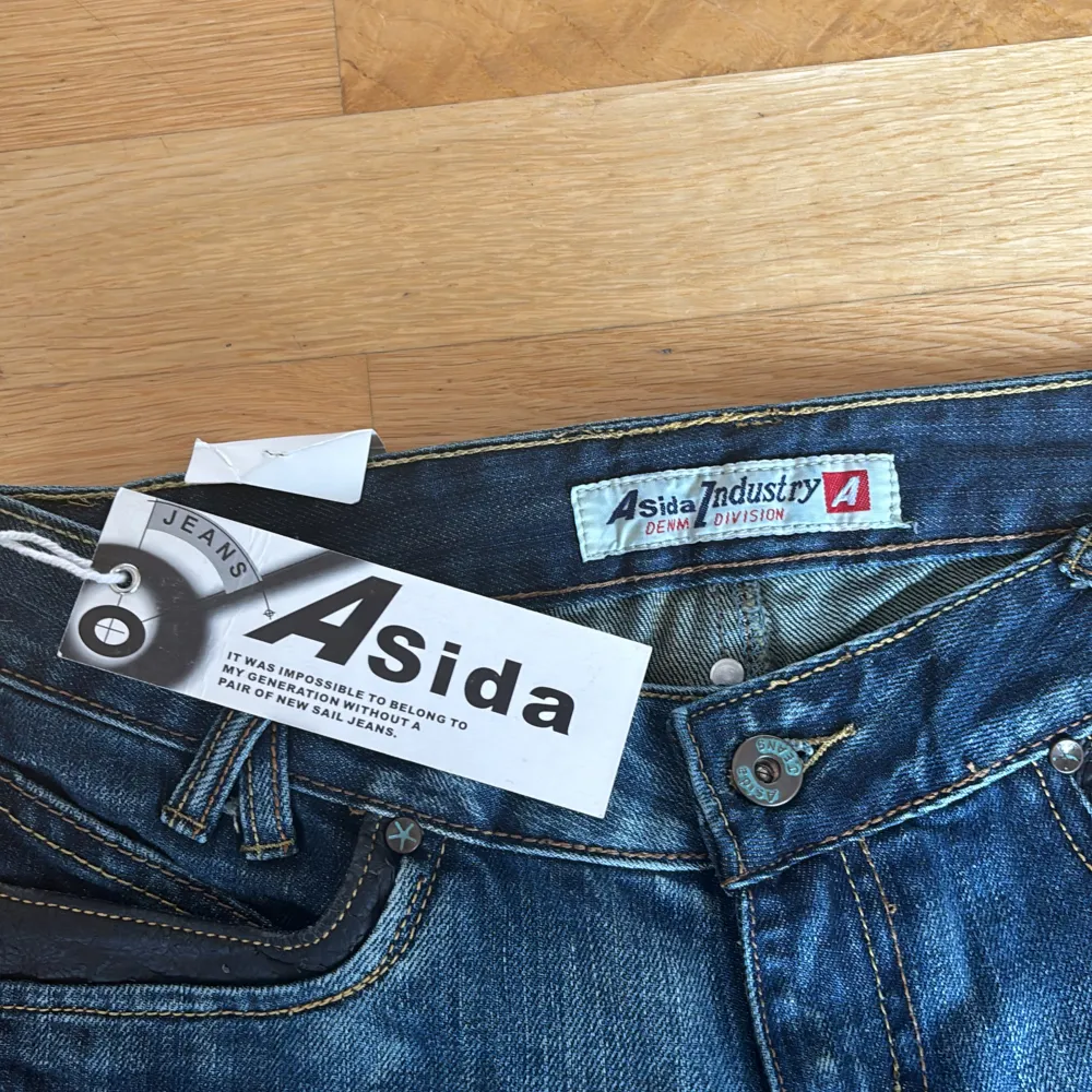 Lågmidjade vintage jeans, nya med lapp kvar från Asida. Tyvärr för små för mig så fråga ej om bild på för jag får inte på mig dem. Midjemått 37cm rakt över, innerben 83,5cm💗 köp via köp nu direkt eller Swish 💕. Jeans & Byxor.