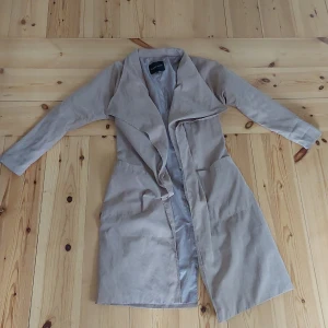 Vårkappa - Stl. 32 från rut&circle. Gott skick, inga fläckar eller så. Sval men ganska rymlig.