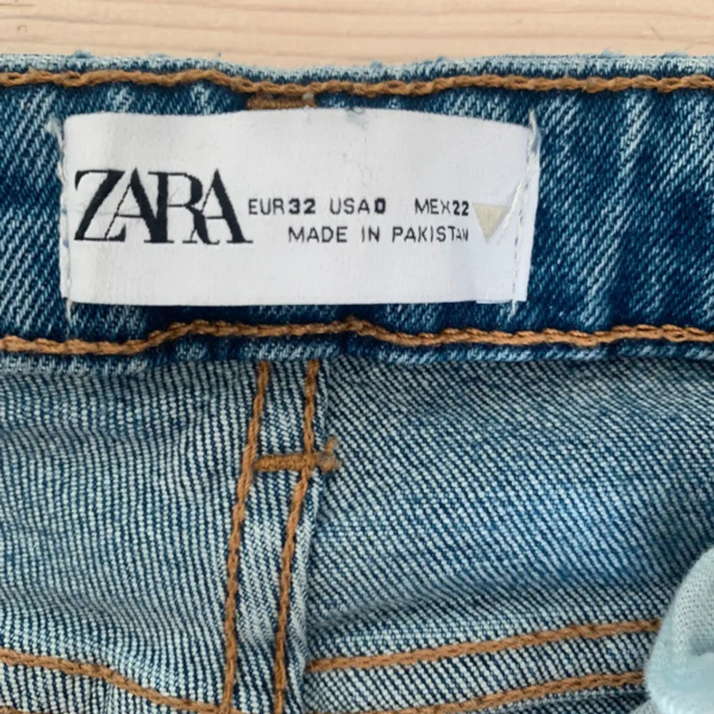 jätte fina jeans ifrån zara, dom är knappt använda så i nyskick💓. Jeans & Byxor.