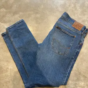 Säljer dessa feta Lee jeans storlek W31 L32 , nästan oanvända, skick 9/10, är öppen för byten och priset kan diskuteras😃