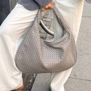 Bottega inspirerad väska  - Som ny, i färgen mörkgrå. Rymlig, perfekt till skolan eller jobbet. 