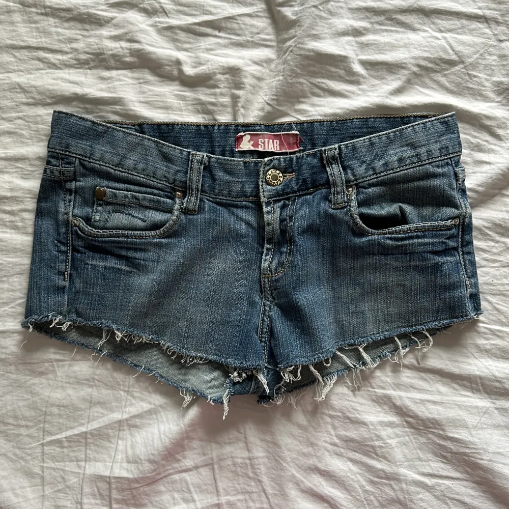 Jättesnygga lågmidjade jeansshorts från 00-talet 😍verkligen så unika, älskar detaljerna på fickorna! ❤️‍🔥Tyvärr för stora för mig. Midjemått tvärsöver: 39 cm. . Shorts.