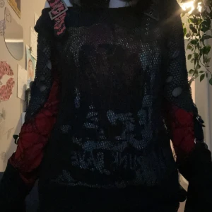 Punk rave tröja - Snygg tröja från Punk rave som jag köpte på sellpy för ungefär 2 år sedan, har används ett antal gånger men är i jättebra skick. Banden går att ändra för att få bättre passform. Hör av dig vid fler frågor💕