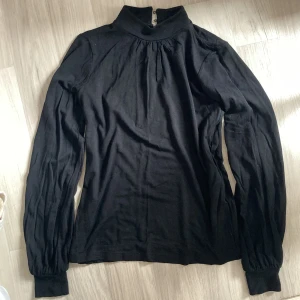 Svart blus - Jättefin svart blus som har lite puffigare ärmar. Formar kroppen så fint och passar till allt!🫶🏼