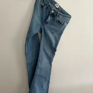 Blå bootcut jeans med låg midja. Ganska korta i benen (skulle gissa längden till 30). Knappt använda