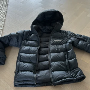 Peakpeformence vinter jacka - Använd nu i vinter flitigt men försiktigt därav inga skavanker, nu börjar den bli för liten och därav säljer jag den.