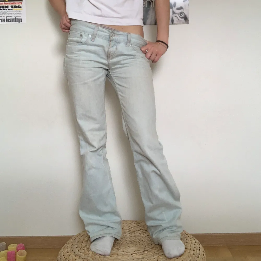 Ljusblå Bootcut/straight jeans från Levis💘 ge gärna prisförslag! Storlek 28/32. Mått: innerbenslängd 78 och midjemått 71 . Jeans & Byxor.