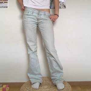 Ljusblå Bootcut/straight jeans från Levis💘 ge gärna prisförslag! Storlek 28/32. Mått: innerbenslängd 78 och midjemått 71 