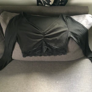 Tröja  - Jättefin tröja med lite spets, bara provad på säljer pga att den inte passade mig storlek S men känns lite mer som en M 