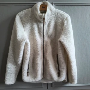 Teddy jacka  - Lite nopprig på insidan men syns inte när man har den på