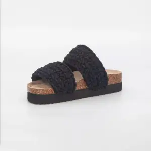 Fina och trendiga sandaler från black💗 Passar till mycket i sommar och är jätte fina. Dom har inga defekter och är knappt använda💗 Dom är i storlek 40 men skulle säga att dom är mer åt 39. 