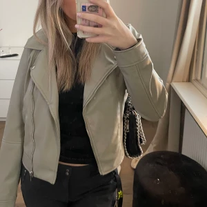 Grön skinnjacka - Skitsnygg skinnjacka i ljusgrön färg, använd en gång, storleken är M men passar mig som har XS/S/M