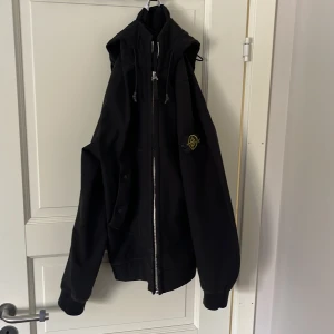 Stone Island Soft Shell - R Jacka - Jackan är helt nytvättad och i väldigt bra skick. Jag fick den i present förra sommaren och har använt den Max 10 gånger men nu har jag växt ur den. Det är storlek M på den och den är normal i storleken.
