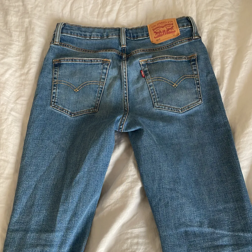 Jeans med slitningsstil. Knappt använda, köpt på NK Göteborg för 1099kr. Jeans & Byxor.